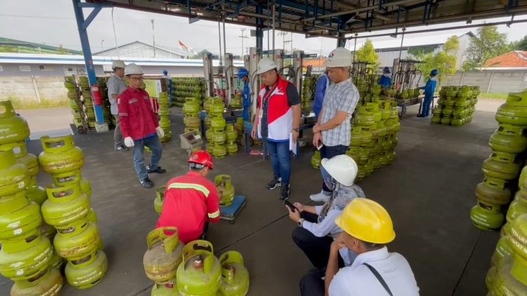 LAYANAN: PT Pertamina Patra Niaga RJBB melalui Sales Area Karawang memperkuat sinergi dengan UPTD Metrologi Legal Kabupaten Purwakarta dan Kabupaten Subang untuk meningkatkan pengawasan takaran isi tabung LPG, pada Rabu (29/5/2024).(ist)
