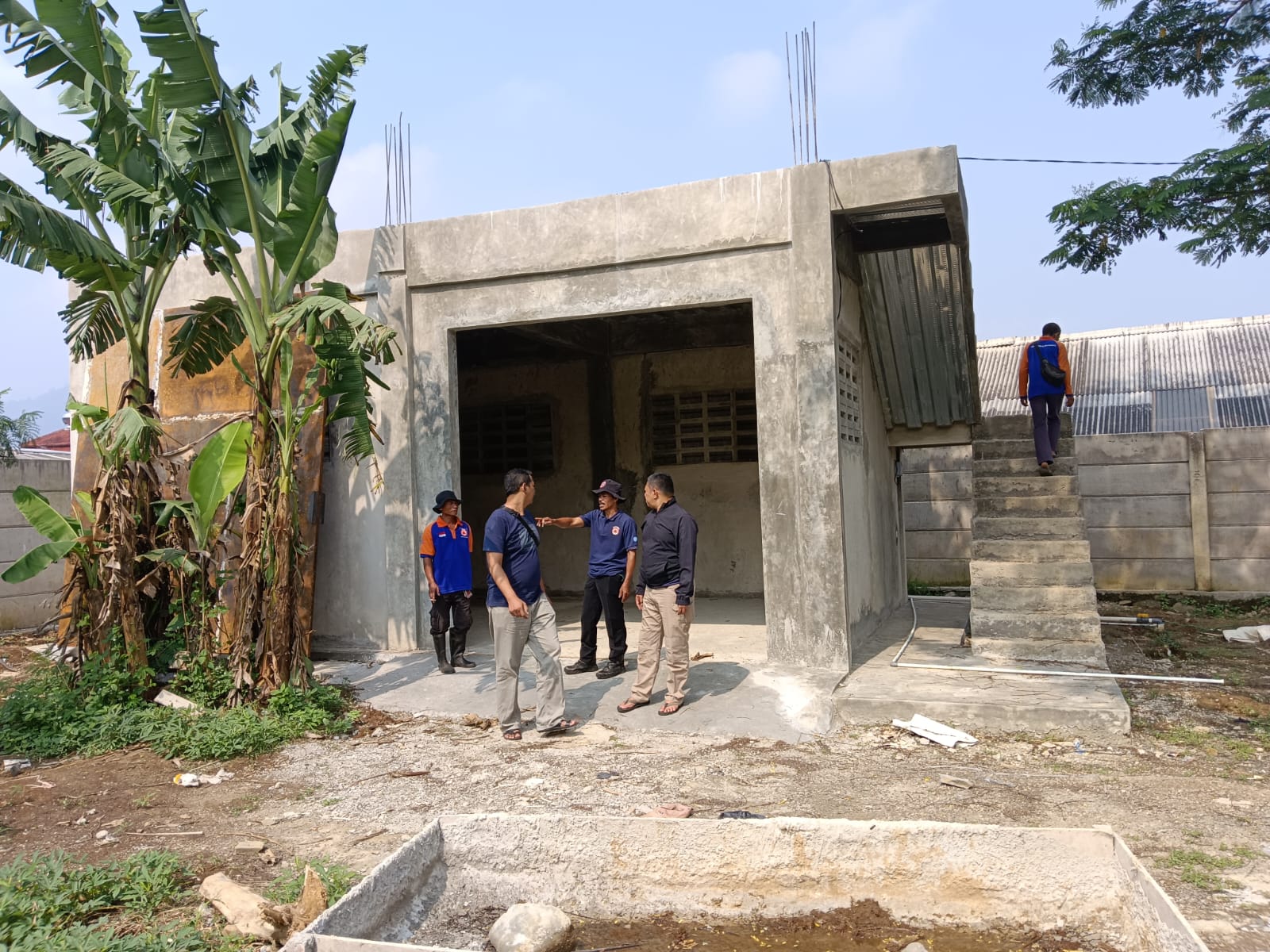 PENGECEKAN: Kondisi bangunan Gudang BPBD Kota Sukabumi di Kelurahan Jayaraksa, Kecamatan Baros, Kamis (16/5).