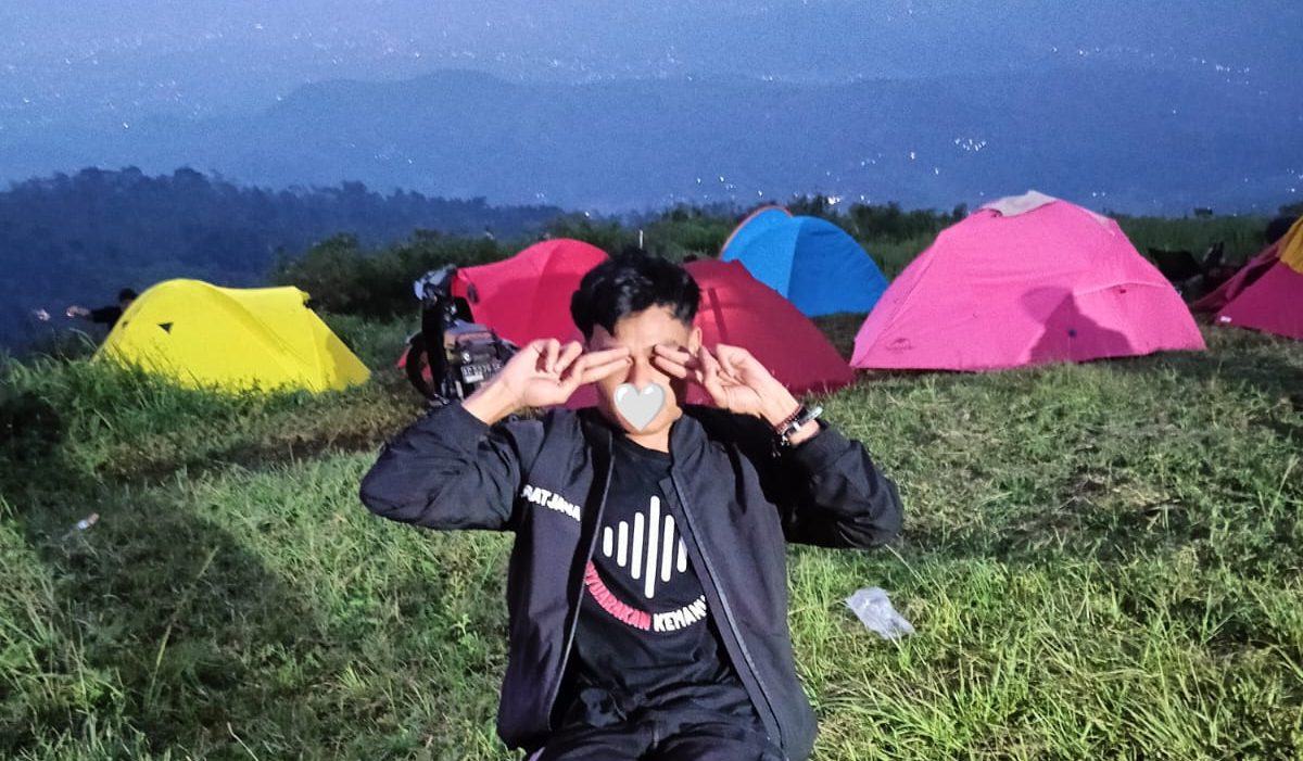 Puncak Peuyeum, pengunjung bisa langsung memasang tenda di samping kendaraan