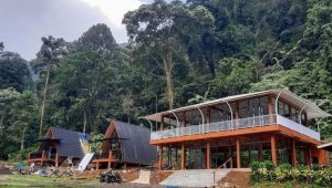 Keindahan Paseban Fly Resort Sukabumi, Harga Sewa Dekat dengan Curug Cibeureum Pula