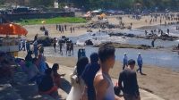 RAMAI : Suasana pantai Karanghawu Cisolok terlihat ramai dikunjungi wisatawan. 