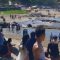 RAMAI : Suasana pantai Karanghawu Cisolok terlihat ramai dikunjungi wisatawan. 