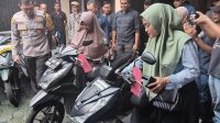 BARANG BUKTI: Kapolres Sukabumi Kota AKBP Ari Setyawan Wibowo saat memperlihatkan barang bukti yang berhasil diamankan, Selasa (21/5).(Foto : BAMBANG/RADARSUKABUMI)