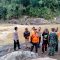 PENYISIRAN : Petugas gabungan saat melakukan pencarian korban laka sungai di sungai Cicatih, Leuwi Jawa, Kampung Baru, RT 03/RW 01, Desa Tenjojaya, Kecamatan Cibadak, Kabupaten Sukabumi pada Minggu (26/05) sore.