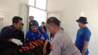 EVAKUASI : Tim SAR Gabungan saat mengevakuasi jasad mayat ke rumah sakit Palabuhanratu, Kabupaten Sukabumi.(FOTO : NANDI/ RADARSUKABUMI)