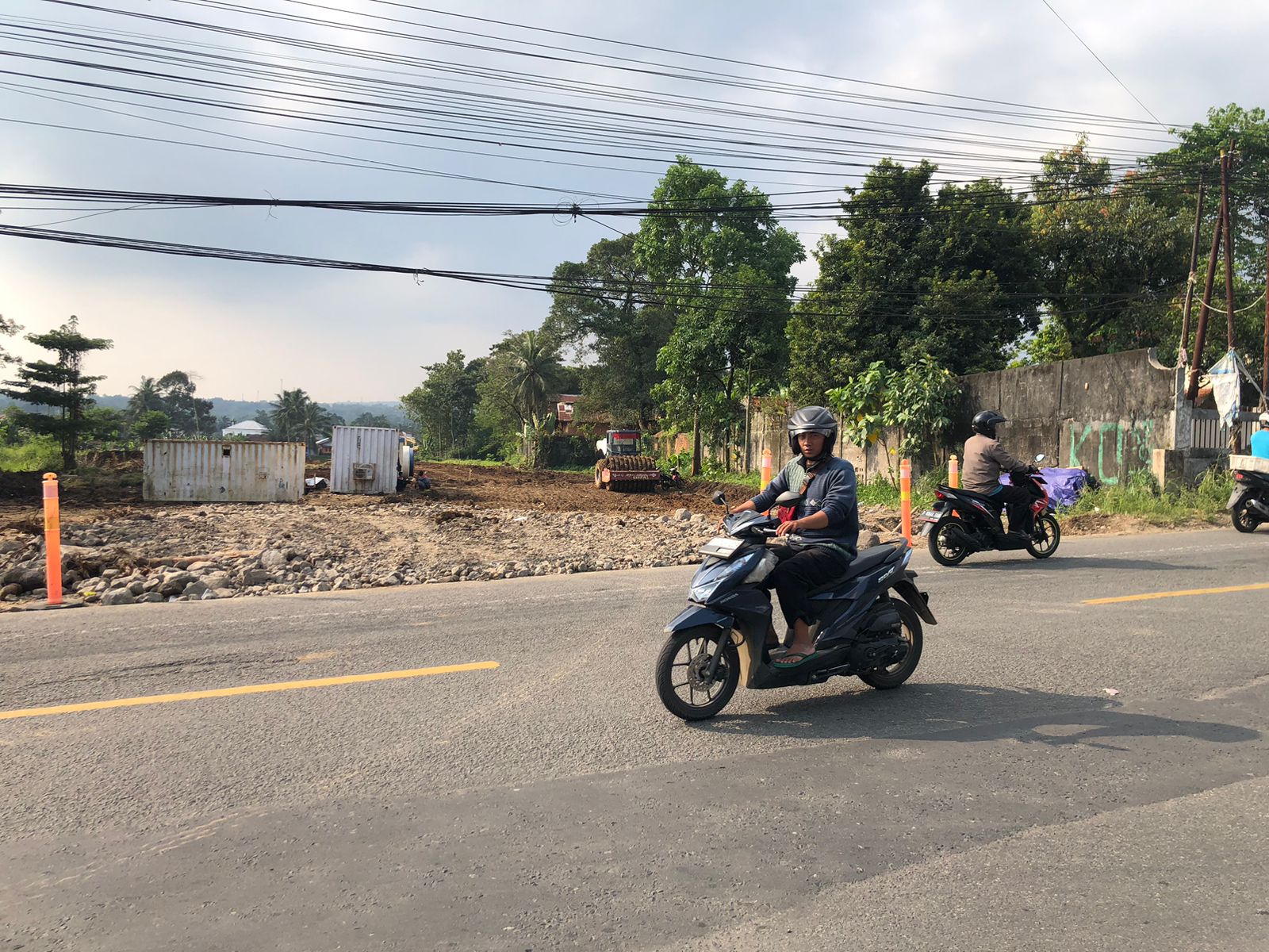 Pembangunan Jalan Tol Bogor - Ciawi - Sukabumi (Bocimi) seksi 3 Cibadak-Sukabumi Barat dengan Exit Tol Cibolang mulai terlihat.