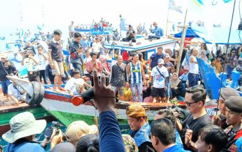 MERIAH : Suasana Festival Budaya Hari Nelayan ke 64 Palabuhanratu, Kabupaten Sukabumi yang berlangsung 21 Mei lalu berlangsung meriah.(FOTO : NANDI/ RADARSUKABUMI)