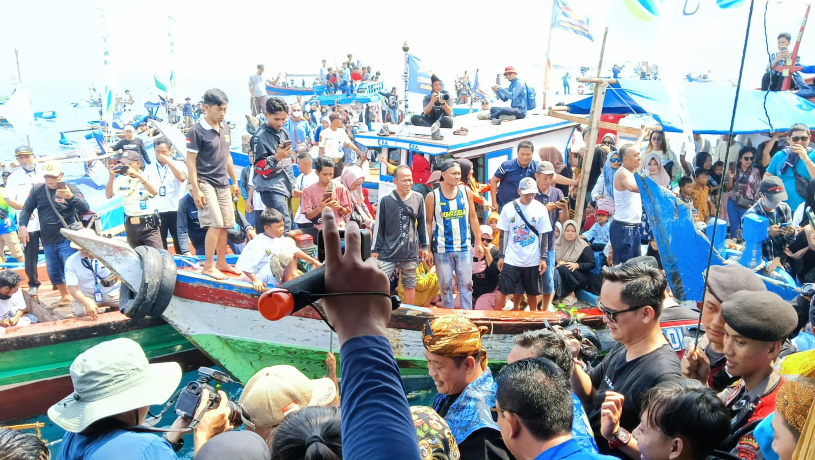 MERIAH : Suasana Festival Budaya Hari Nelayan ke 64 Palabuhanratu, Kabupaten Sukabumi yang berlangsung 21 Mei lalu berlangsung meriah.(FOTO : NANDI/ RADARSUKABUMI)