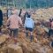 Potongan gambar dari video di media sosial yang menunjukkan penduduk setempat mengeluarkan jenazah yang terkubur di bawah batu dan pohon di desa terpencil Kaokalam di provinsi Enga, Papua Nugini, pada Jumat, 24 Mei 2024/Net