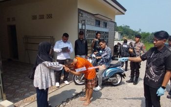 REKA ADEGAN : Suasana saat proses reka adegan atau rekonstruksi yang diperagakan tersangka bersama saksi saksi.(FOTO : NANDI/ RADARSUKABUMI)