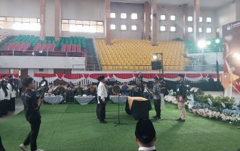 Ketua KPU Kabupaten Sukabumi Kasmin Belle saat melantik PPS se-Kabupaten Sukabumi di Gor Palabuhanratu
