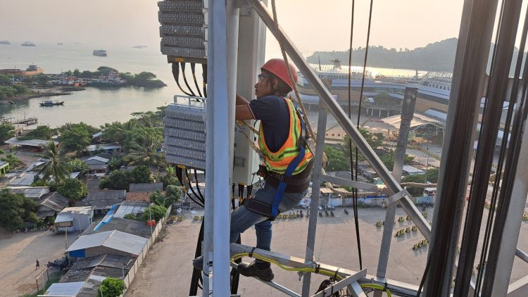 ILUSTRASI: Seorang teknisi secara teliti memperbaiki jaringan XL Axiata di sebuah menara, belum lama ini. (XL AXIATA UNTUK RADARSUKABUMI)