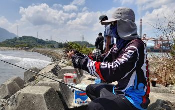 MANCING MANIA : Pemancing di pantai Batu Bintang, Desa Jayanti, Kecamatan Palabuhanratu saat melakukan aktivitasnya.(FOTO : NANDI/ RADARSUKABUMI)
