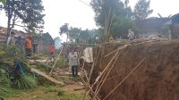 DITINJAU : Petugas PVMBG, saat meninjau ke lokasi retakan tanah yang merusak ratusan rumah penduduk di Kedusunan Ciherang, Desa Cijangkar, Kecamatan Nyalindung, Kabupaten Sukabumi pada beberapa tahun lalu.(FOTO : DENDI/RADAR SUKABUMI)