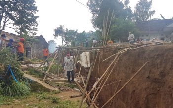 DITINJAU : Petugas PVMBG, saat meninjau ke lokasi retakan tanah yang merusak ratusan rumah penduduk di Kedusunan Ciherang, Desa Cijangkar, Kecamatan Nyalindung, Kabupaten Sukabumi pada beberapa tahun lalu.(FOTO : DENDI/RADAR SUKABUMI)