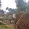 DITINJAU : Petugas PVMBG, saat meninjau ke lokasi retakan tanah yang merusak ratusan rumah penduduk di Kedusunan Ciherang, Desa Cijangkar, Kecamatan Nyalindung, Kabupaten Sukabumi pada beberapa tahun lalu.(FOTO : DENDI/RADAR SUKABUMI)