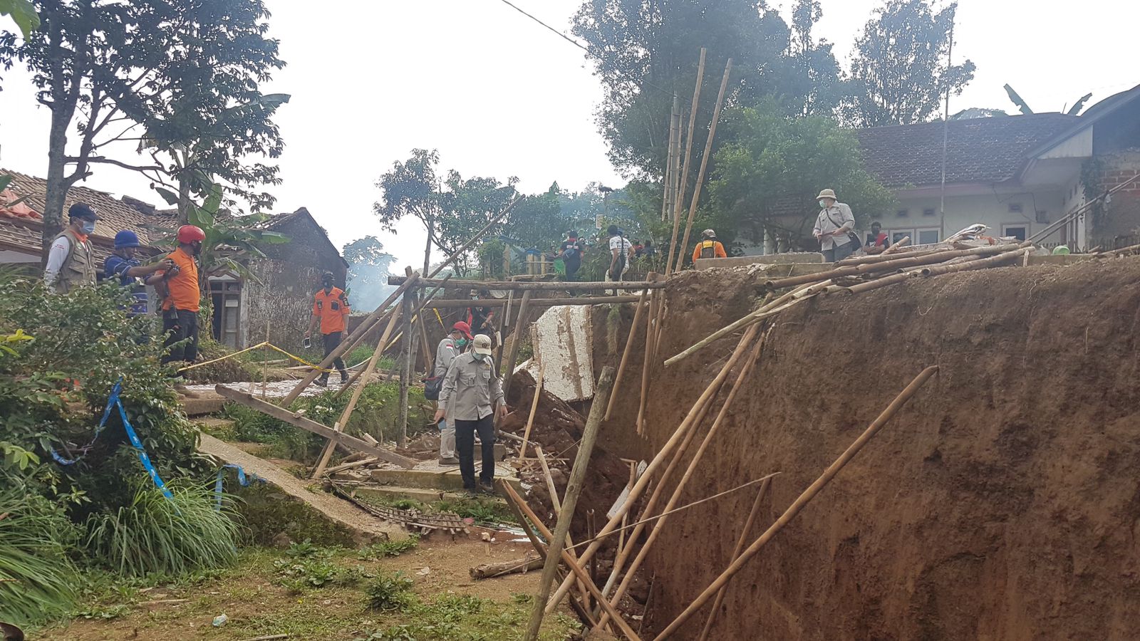 DITINJAU : Petugas PVMBG, saat meninjau ke lokasi retakan tanah yang merusak ratusan rumah penduduk di Kedusunan Ciherang, Desa Cijangkar, Kecamatan Nyalindung, Kabupaten Sukabumi pada beberapa tahun lalu.(FOTO : DENDI/RADAR SUKABUMI)