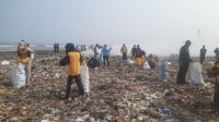Peserta aksi bersih bersih sampah di pantai Talanca Loji antusias memungut sampah yang berserakan.(FOTO : NANDI/ RADARSUKABUMI)