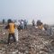 Peserta aksi bersih bersih sampah di pantai Talanca Loji antusias memungut sampah yang berserakan.(FOTO : NANDI/ RADARSUKABUMI)