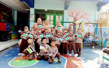 FREE PALESTINE: Para siswa dari tingkat usia dini dasar, menengah Muhammadiyah dan Aisyiyah se-Indonesia termasuk sekolah-sekolah Aisyiyah di Kota Sukabumi ini serentak melaksanakan Aksi Solidaritas Bela Palestina pada Selasa (7/5) pukul 10.00 WIB di halaman sekolahnya masing-masing.