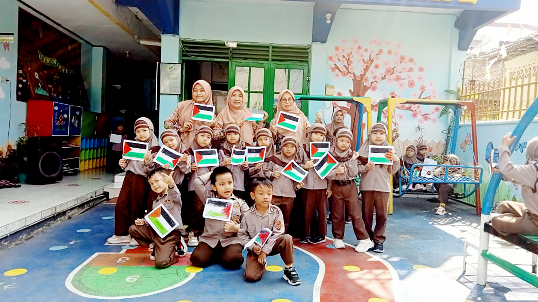 FREE PALESTINE: Para siswa dari tingkat usia dini dasar, menengah Muhammadiyah dan Aisyiyah se-Indonesia termasuk sekolah-sekolah Aisyiyah di Kota Sukabumi ini serentak melaksanakan Aksi Solidaritas Bela Palestina pada Selasa (7/5) pukul 10.00 WIB di halaman sekolahnya masing-masing.