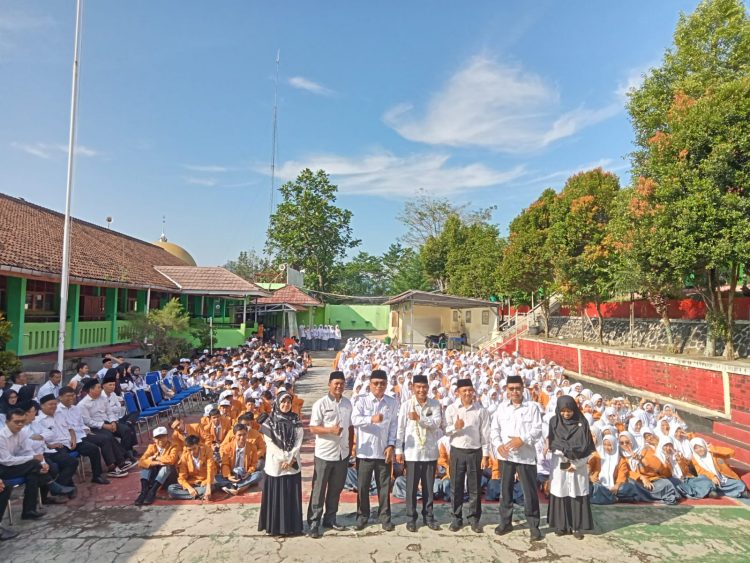 KEGEMBIRAAN mewarnai acara pelepasan dan perpisahan Kepala MAN 1 Kota Sukabumi Badru Tamam dengan dihadiri Kepala Kemenag Kota Sukabumi Samsul Fuad, guru dan seluruh siswa MAN 1 Kota Sukabumi.(widi/radarsukabumi)