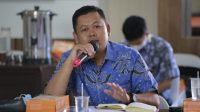 Anggota DPRD Provinsi Jawa Barat Fraksi Demokrat Hendar Darsono saat melakukan Penyebarluasan Peraturan Daerah (Perda) Provinsi Jawa Barat Nomor 1 Tahun 2016 Tentang Perubahan atas Perda Provinsi Jawa Barat No. 12 Tahun 2010 Tentang Pengelolaan Sampah