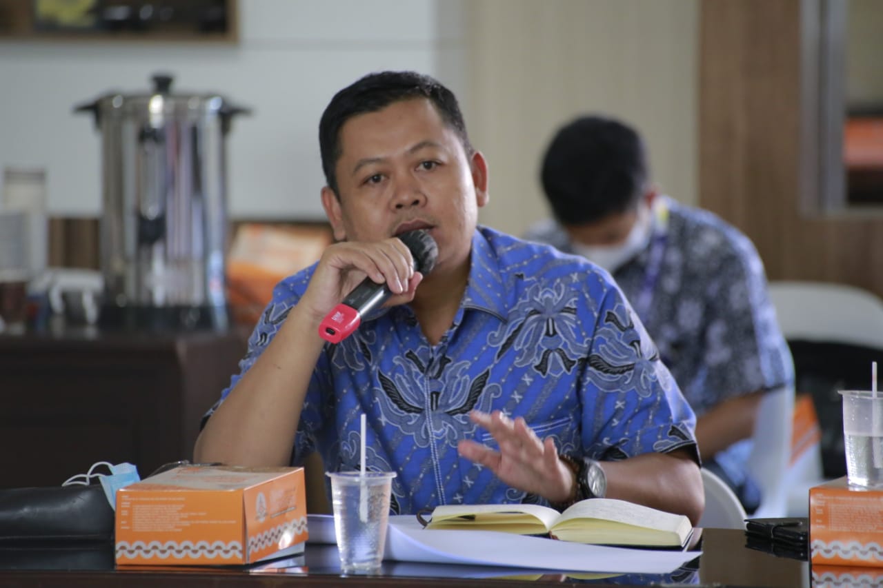 Anggota DPRD Provinsi Jawa Barat Fraksi Demokrat Hendar Darsono saat melakukan Penyebarluasan Peraturan Daerah (Perda) Provinsi Jawa Barat Nomor 1 Tahun 2016 Tentang Perubahan atas Perda Provinsi Jawa Barat No. 12 Tahun 2010 Tentang Pengelolaan Sampah