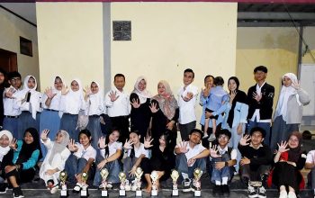 BANGGA : Tim peserta lomba FLS2N SMAN 5 Sukabumi berfoto sambil menujukkan piala kebanggaannya.(widi/radarsukabumi)