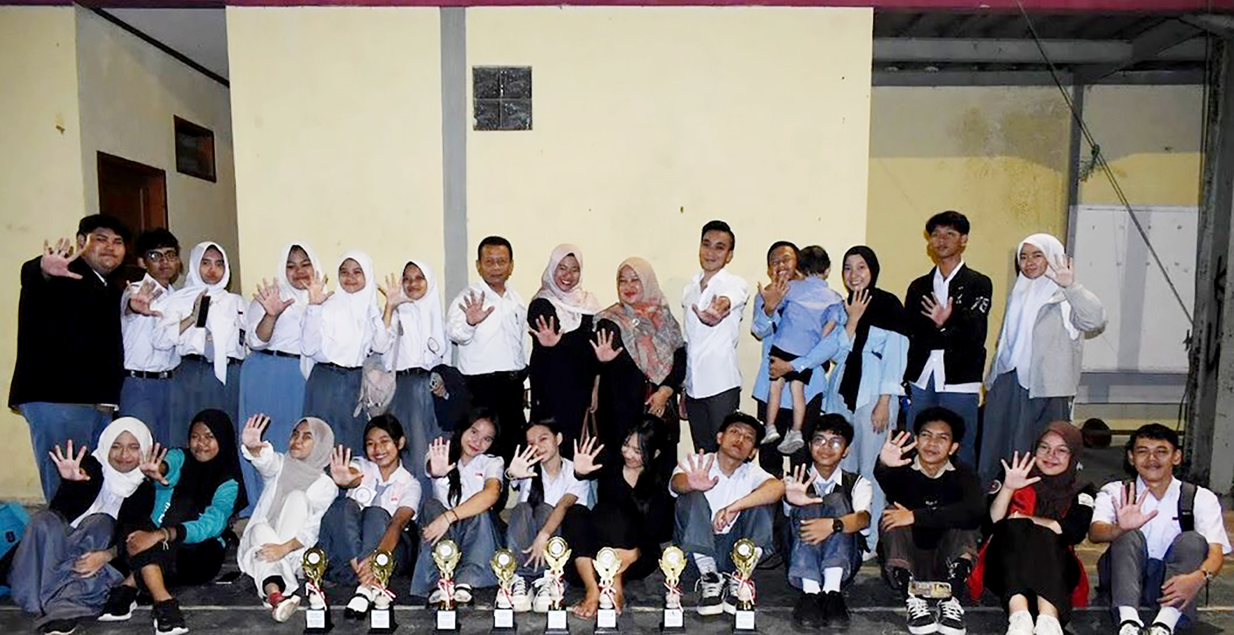 BANGGA : Tim peserta lomba FLS2N SMAN 5 Sukabumi berfoto sambil menujukkan piala kebanggaannya.(widi/radarsukabumi)
