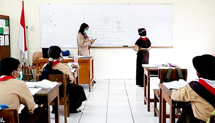 Guru mengajar di ruang kelas