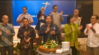 Asosiasi Media Siber Indonesia (AMSI) menggelar acara peringatan tujuh tahun berdirinya dengan pemotongan tumpeng di tengah anggota, pengurus dan seluruh pemangku kepentingan, di Hotel Aone, Jakarta, Selasa 30 April 2024.