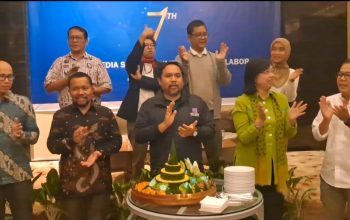 Asosiasi Media Siber Indonesia (AMSI) menggelar acara peringatan tujuh tahun berdirinya dengan pemotongan tumpeng di tengah anggota, pengurus dan seluruh pemangku kepentingan, di Hotel Aone, Jakarta, Selasa 30 April 2024.