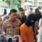 PENCABULAN : Wakapolres Sukabumi Kompol Rizka Fadhila didampingi Kasatreskrim AKP Ali Jupri saat berbincang dengan salah satu tersangka rudapaksa saat konprensi pers di halaman satreskrim. Kamis, 2 Mei 2024.(FOTO : NANDI/ RADARSUKABUMI)
