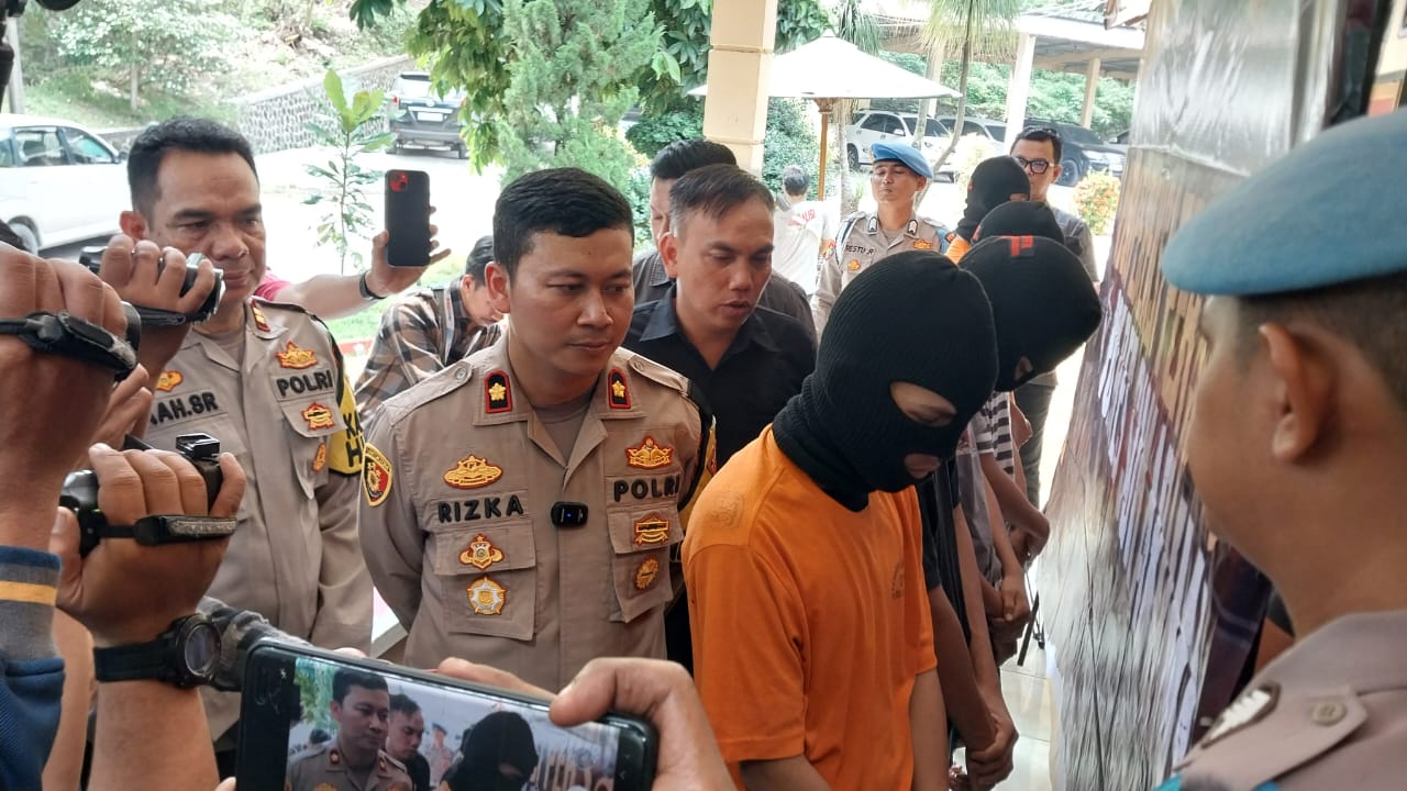 PENCABULAN : Wakapolres Sukabumi Kompol Rizka Fadhila didampingi Kasatreskrim AKP Ali Jupri saat berbincang dengan salah satu tersangka rudapaksa saat konprensi pers di halaman satreskrim. Kamis, 2 Mei 2024.(FOTO : NANDI/ RADARSUKABUMI)