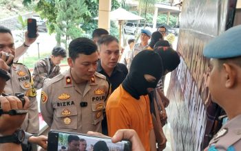 PENCABULAN : Wakapolres Sukabumi Kompol Rizka Fadhila didampingi Kasatreskrim AKP Ali Jupri saat berbincang dengan salah satu tersangka rudapaksa saat konprensi pers di halaman satreskrim. Kamis, 2 Mei 2024.(FOTO : NANDI/ RADARSUKABUMI)