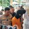 PENCABULAN : Wakapolres Sukabumi Kompol Rizka Fadhila didampingi Kasatreskrim AKP Ali Jupri saat berbincang dengan salah satu tersangka rudapaksa saat konprensi pers di halaman satreskrim. Kamis, 2 Mei 2024.(FOTO : NANDI/ RADARSUKABUMI)