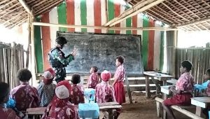 Satgas Yonif 310 Sukabumi Peduli Pendidikan di Pedalaman Papua