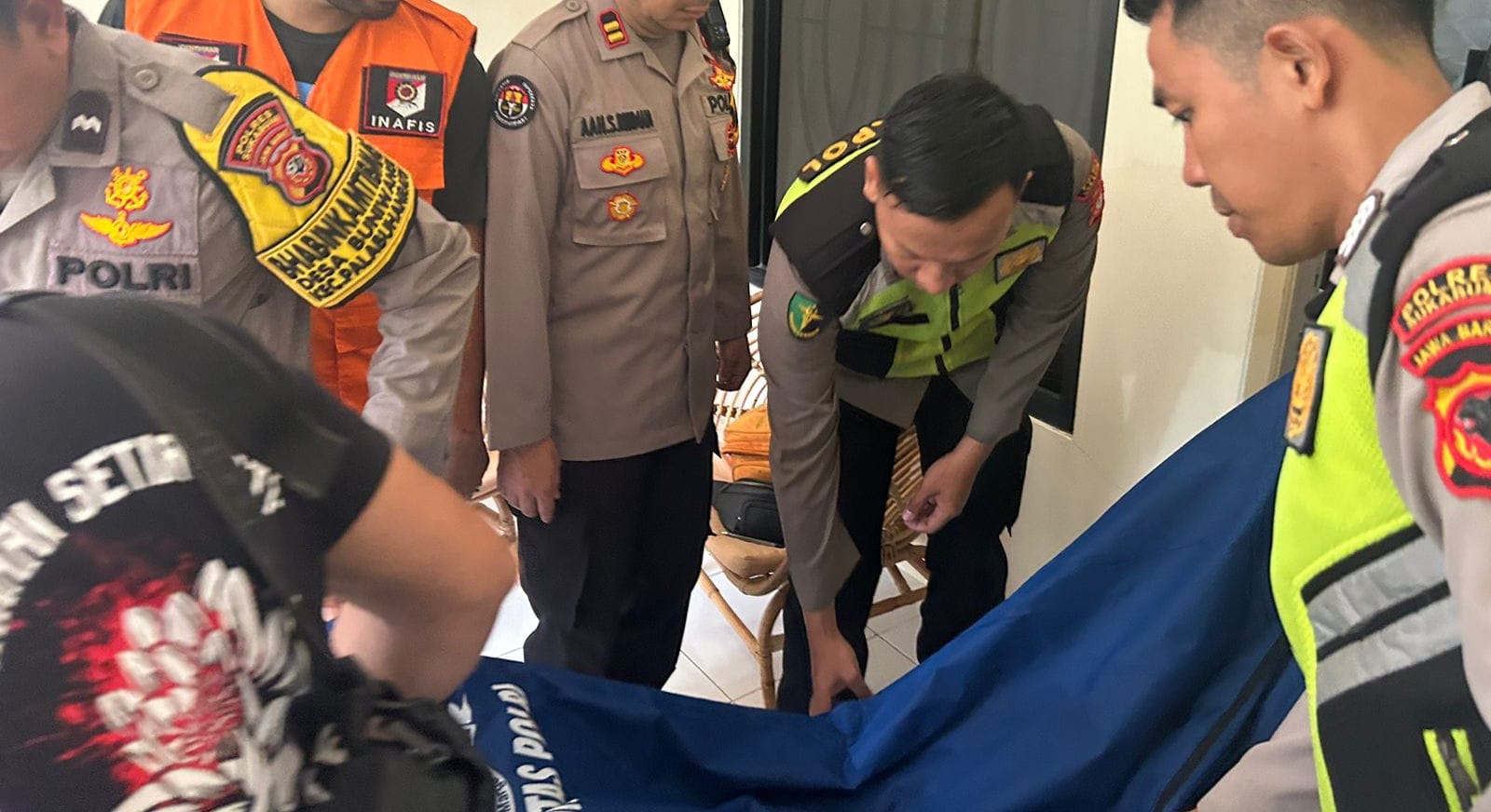 DIEVAKUASI : Tim unit Reskrim Polres Sukabumi saat melakukan evakuasi jasad mayat yang ditemukan bersimbah darah di Kampung Citepus perumahan Frinanda Kecamatan Palabuhanratu Kabupaten Sukabumi, Sabtu (04/04/2024) (Foto : Nandi/Radar Sukabumi)