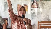 Anggota DPRD Provinsi Jawa Barat dari Fraksi Gerindra Lina Ruslinawati kembali mensosialisasikan penyebaran lulasan Peraturan Daerah (Perda) Nomor 15 tahun 2017 tentang Pengembangan Ekonomi Kreatif di Kampung Cimulek Desa Waluran Kecamatan Waluran Kabupaten Sukabumi.