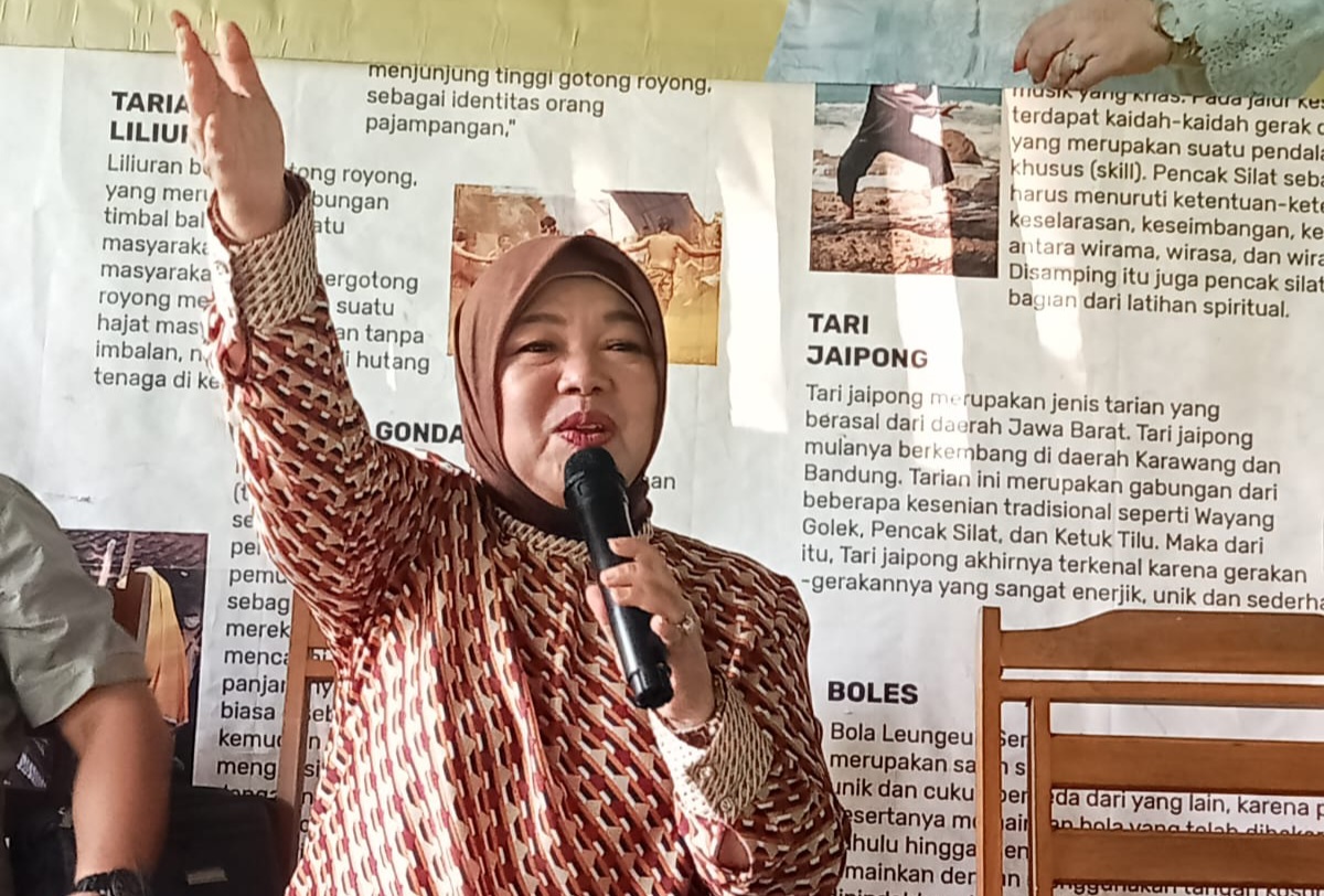 Anggota DPRD Provinsi Jawa Barat dari Fraksi Gerindra Lina Ruslinawati kembali mensosialisasikan penyebaran lulasan Peraturan Daerah (Perda) Nomor 15 tahun 2017 tentang Pengembangan Ekonomi Kreatif di Kampung Cimulek Desa Waluran Kecamatan Waluran Kabupaten Sukabumi.