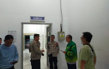 DIEVAKUASI : Petugas Polsek Cikembar dan Dinas Pendidikan Kabupaten Sukabumi, saat berada di ruang IGD RSUD R Syamsudin SH Kota Sukabumi, usai mengevakuasi jasad korban duel gladiator di Cikembar.(FOTO : UNTUK RADAR SUKABUMI)