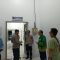 DIEVAKUASI : Petugas Polsek Cikembar dan Dinas Pendidikan Kabupaten Sukabumi, saat berada di ruang IGD RSUD R Syamsudin SH Kota Sukabumi, usai mengevakuasi jasad korban duel gladiator di Cikembar.(FOTO : UNTUK RADAR SUKABUMI)