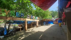 BAKAL DITATA : Lokasi Area Geyser Cisolok, Kabupaten Sumabumi yang dipenuhi pedagang tenda biru bakal ditata oleh Pemerintah Kecamatan Cisolok.(FOTO : NANDI/ RADARSUKABUMI)