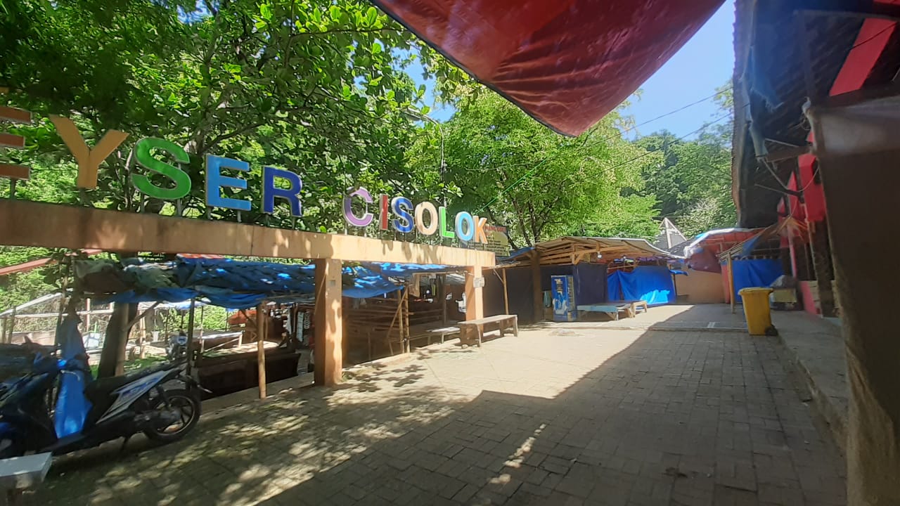 BAKAL DITATA : Lokasi Area Geyser Cisolok, Kabupaten Sumabumi yang dipenuhi pedagang tenda biru bakal ditata oleh Pemerintah Kecamatan Cisolok.(FOTO : NANDI/ RADARSUKABUMI)