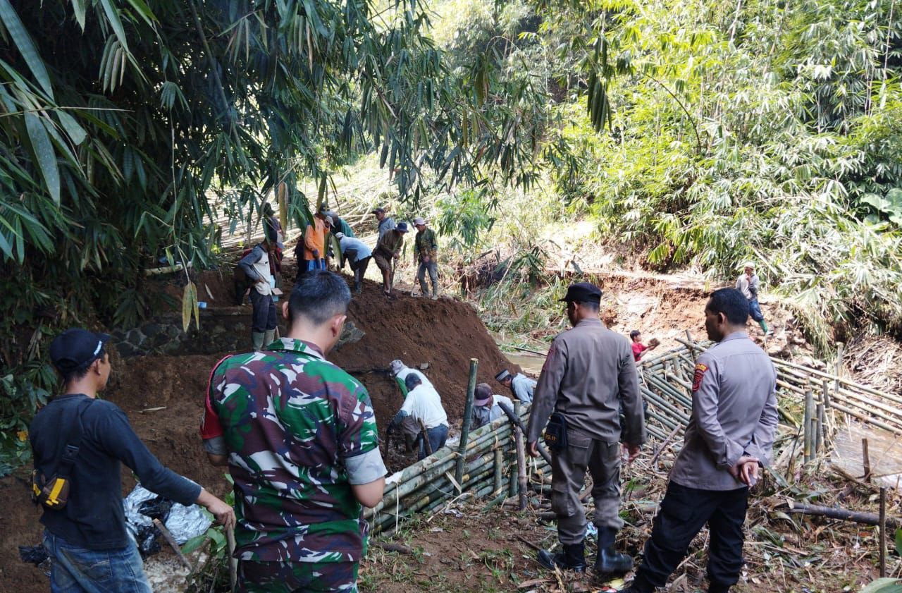 KOMPAK : Warga Kampung Lemah Duhur, RT 15/RW 05, Desa Sukamulya, Kecamatan Caringin, Kabupaten Sukabumi, saat gotong royong perbiki irigasi jebol pada Senin (06/05).(FOTO : UNTUK RADAR SUKABUMI)