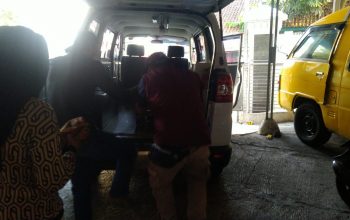 BERDUKA : Keluarga korban, Muhammad Padli Yasin (13) yang meninggal dunia pasca duel gladiator saat hendak dikebumikan di TPU Kampung Cirampo, Desa Padabeunghar, Kecamatan Jampangtengah.(FOTO : UNTUK RADAR SUKABUMI)
