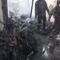 DIPADAMKAN : Petugas gabungan saat berupaya memadamkan api yang membakar pabrik kasur di Kampung Cibeues, RT 02/RW 03, Desa Kebonmanggu, Kecamatan Gunungguruh, Kabupaten Sukabumi, hangus terbakar pada Selasa (07/05).(Foto: Ist)