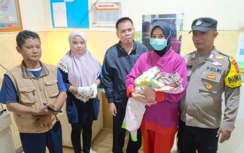 DIAMANKAN : Petugas Polsek Gunungguruh bersama petugas Puskemas Gunungguruh, saat mengamankan bayi yang dibuang ibunya diduga hasil hubungan gelas saat bekerja jadi TKW di Arab.(Foto : ist)