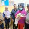 DIAMANKAN : Petugas Polsek Gunungguruh bersama petugas Puskemas Gunungguruh, saat mengamankan bayi yang dibuang ibunya diduga hasil hubungan gelas saat bekerja jadi TKW di Arab.(Foto : ist)
